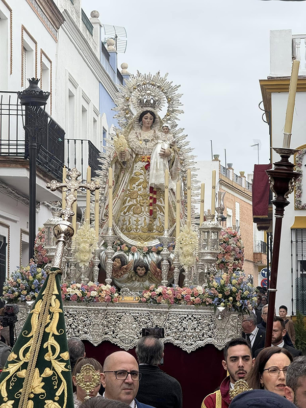 La Virgen de Belén protagoniza la procesión de la Candelaria por las calles de la localidad de Gines 